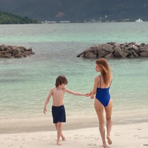 Yuval Scharf Instagram - ‏We took some time Off to get some rest and fresh air for our hearts and bones 🤍🦴🌴🇸🇨

@clubmedseychelles @clubmed
