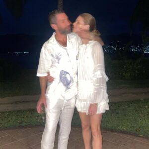 Yuval Scharf Instagram - ‏We took some time Off to get some rest and fresh air for our hearts and bones 🤍🦴🌴🇸🇨

@clubmedseychelles @clubmed
