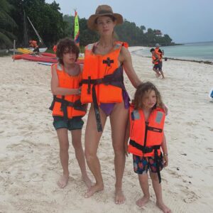 Yuval Scharf Instagram - ‏We took some time Off to get some rest and fresh air for our hearts and bones 🤍🦴🌴🇸🇨

@clubmedseychelles @clubmed