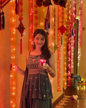 Yuvina Parthavi Instagram - Sparkle ✨ and shine it’s Diwali 🪔 time🎉🪔✨

#happydiwali2022 #diwali #yuvinaparthavi #festivevibes #festivewear #festivelights #trending #veeram #yuvina #childartist #chennai #diwalivibes #photodump #diwalipic