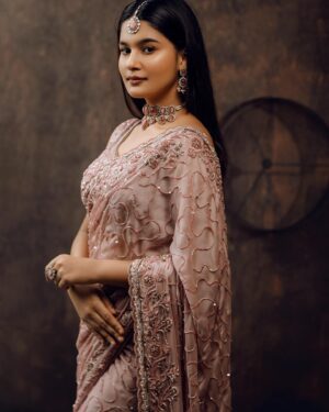 Yuvina Parthavi Instagram - In my “desi girl” era✨🪔🧡

Outfit: @stitchhousesalem 
Jewellery: @vivahbridalcollections 
Makeup: @kaviyaartistry_off 
Hairdo: @sweh_artistry 
Photography: @ajay_shadowsphotography @shadowsphotographyy 
#yuvinaparthavi 
#heeramandi 
#sanjayleelabhansali 
#explorepage 
#royal #devine #aesthetic #desi