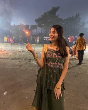 Yuvina Parthavi Instagram - Sparkle ✨ and shine it’s Diwali 🪔 time🎉🪔✨

#happydiwali2022 #diwali #yuvinaparthavi #festivevibes #festivewear #festivelights #trending #veeram #yuvina #childartist #chennai #diwalivibes #photodump #diwalipic