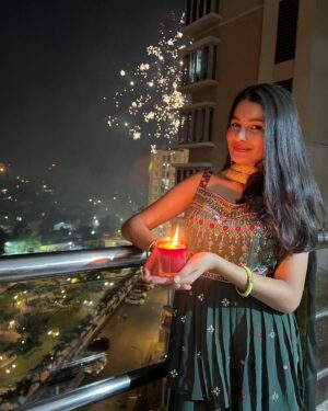 Yuvina Parthavi Instagram - Sparkle ✨ and shine it’s Diwali 🪔 time🎉🪔✨

#happydiwali2022 #diwali #yuvinaparthavi #festivevibes #festivewear #festivelights #trending #veeram #yuvina #childartist #chennai #diwalivibes #photodump #diwalipic