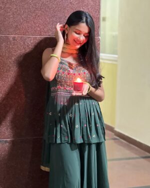 Yuvina Parthavi Instagram - Sparkle ✨ and shine it’s Diwali 🪔 time🎉🪔✨

#happydiwali2022 #diwali #yuvinaparthavi #festivevibes #festivewear #festivelights #trending #veeram #yuvina #childartist #chennai #diwalivibes #photodump #diwalipic