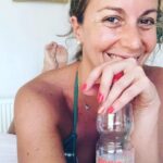 Yuyuniz Navas Instagram - No soltar no soltar el agarre en la postura, no soltar el pensamiento de lograrlo, no soltar la voluntad de hacerlo, no soltar estar presente, no soltar la respiración, no soltar la practica. Hay que saber elegir que abandonar y que no soltar, esa coherencia es el éxito de cualquier propósito. Aprende Yoga conmigo, todo es Yoga y el Yoga es para todos. 14 capítulos de diferentes prácticas para mejorar tu calidad de vida Contrata mi curso https://www.topclass.academy/courses/el-camino-del-yoga #tbt #beunique #realiza #voluntad #desarrolloespiritual
