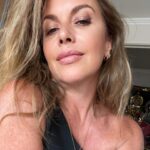 Yuyuniz Navas Instagram - Es muy importante tener herramientas para vivir bien. Una de esas herramientas, gratis!! Son tus prácticas y rituales. Decidir vivir tu vida consciente, es ser valiente y protagonista. Cada hábito desarrolla voluntad y la voluntad es salud, sabiduría, autocontrol y poder. El único poder real, es sobre ti mismo. Te recomiendo: 🔆Un detox vinagre de manzana con agua calentita. Después de tres meses, puedes incorporar el jugo de apio, si realmente quieres potenciar toda tu salud del cuerpo y del cerebro. 🔆Incorporar yoga meditación y Fitness con trabajo de fuerza es vital para tu sistema inmunológico endocrino y hormonal. 🔆Tu alimentación ojalá siempre quedes con un poquito de hambre los procesados descartados. 🔆Suficiente agua todos los días, agua viva con minerales. 🔆Un tiempo para reflexionar y conversar para cerrar el día, ojalá caminar por el pasto y descargar todo la radiación y metales pesados. 🔆Comer antes de las 20 horas muy liviano, y preparar el espacio para descansar. 🔆Si se da la oportunidad es saludable hacer el amor antes de dormir, y también agradecer el día. Esto, también es Yoga. #aprendeyogaconmigo #yuyuniz #yuyutips #yuyuquotes 🧘🏼‍♀️ Como se hace el jugo de Apio, en TikTok Vinagre #manare @farmaciasknop Videos Yoga YouTube oficial Curso Yoga #elcaminodelyoga @topclasslatam