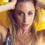 Yuyuniz Navas Instagram - Limites para respetarlos o traspazarlos, ponerlos hace bien, no tenerlos daña. Límites para cruzar y salir a buscar de la mano Límites que encarcelan y lugares sin límites #felizviernes #tocarte #vueltayvuelta #yuyuquotes