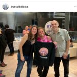 Yuyuniz Navas Instagram - No nos falta felicidad, nos sobra sufrimiento. Cruzar la puerta es solo un paso 🚶🏽 La puerta está ahí para ser abierta o, para cerrarla. Gente linda… Los llevo en el 🫶🏻gracias por sus enseñanzas #yuyuquotes #felizjueves #miyogatuyoga #letsgo #elcaminodelyoga
