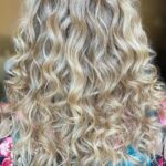 Yuyuniz Navas Instagram - En My Head te proponemos Estilo con Identidad y Belleza inteligente; conceptos que hemos creado y que @yuyuniz72 comparte y nos encanta! Lisa o con rulos, Yuyu es una obsesionada por el rubio y por la salud de su pelo …@fran_pelu es la estilista que le Diseña el color Perfecto, integrando distintas técnicas de coloración para trabajar el crecimiento dándole profundidad y así realzar el contraste de medios y largos con iluminaciones. Pero para que el color se vea perfecto, tu pelo tiene que estar Sano! .. y esa magia Francisca, la hace @truss.chile @truss en esta oportunidad, con el tratamiento Fast Repair en 3 pasos. Truss es una marca dedicada al cuidado capilar, con tecnología de punta, que pone énfasis en eliminar el freez y darte un Brillo espejo increíble… que es lo que todas las mujeres sueñan .. Las posibilidades en tu pelo son muchas por eso ven, solicita Diagnóstico gratuito Reserva hora por whatsapp 569 66753877 o llama 2 22196075 @donde_eljose @fran_pelu @lanaty.pelu @terehenao_ @andersonrossi18 @elifigueroa1294 @esteticista.pao @theeasybarber @pablobarber.cl @felipegonzaleez15 @camilo.stylist_
