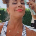 Yuyuniz Navas Instagram - Vivimos en una sociedad que persigue la inclusión, sin embargo, ser uno mismo en la sociedad de hoy, requiere arrojo, valentía y mucho coraje, para enfrentar los juicios de otros y también los propios. La mayor lealtad ha de ser hacia ti mismo, tu cuerpo y tu gran espíritu. Se uno con tu verdadera identidad, toma tu lugar. Aho! 🦩 #felizviernes #viernesfree #indoor #miyogatuyoga #yogaesvivir