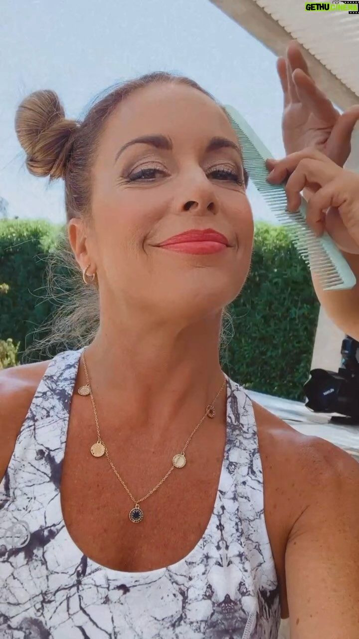 Yuyuniz Navas Instagram - Vivimos en una sociedad que persigue la inclusión, sin embargo, ser uno mismo en la sociedad de hoy, requiere arrojo, valentía y mucho coraje, para enfrentar los juicios de otros y también los propios. La mayor lealtad ha de ser hacia ti mismo, tu cuerpo y tu gran espíritu. Se uno con tu verdadera identidad, toma tu lugar. Aho! 🦩 #felizviernes #viernesfree #indoor #miyogatuyoga #yogaesvivir
