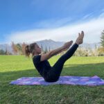 Yuyuniz Navas Instagram - La vida, es el baile de dos entes, por una parte la mente y por otra la materia. Podemos distinguir, pero no separar. Una es la sombra de la otra. La libertad está ahí. Ven a mi Clase #YogaParaTi @wellness.hub.cl @mallplazacl Domingo 1/10 a las 18:15 trae tu Mat, clase gratis ( baja la App MiMall e inscríbete) #yoga #asana #yama #niyama #asana #yuyuniz #aprendeyogaconmigo