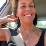 Yuyuniz Navas Instagram - Es muy importante tener herramientas para vivir bien. Una de esas herramientas, gratis!! Son tus prácticas y rituales. Decidir vivir tu vida consciente, es ser valiente y protagonista. Cada hábito desarrolla voluntad y la voluntad es salud, sabiduría, autocontrol y poder. El único poder real, es sobre ti mismo. Te recomiendo: 🔆Un detox vinagre de manzana con agua calentita. Después de tres meses, puedes incorporar el jugo de apio, si realmente quieres potenciar toda tu salud del cuerpo y del cerebro. 🔆Incorporar yoga meditación y Fitness con trabajo de fuerza es vital para tu sistema inmunológico endocrino y hormonal. 🔆Tu alimentación ojalá siempre quedes con un poquito de hambre los procesados descartados. 🔆Suficiente agua todos los días, agua viva con minerales. 🔆Un tiempo para reflexionar y conversar para cerrar el día, ojalá caminar por el pasto y descargar todo la radiación y metales pesados. 🔆Comer antes de las 20 horas muy liviano, y preparar el espacio para descansar. 🔆Si se da la oportunidad es saludable hacer el amor antes de dormir, y también agradecer el día. Esto, también es Yoga. #aprendeyogaconmigo #yuyuniz #yuyutips #yuyuquotes 🧘🏼‍♀️ Como se hace el jugo de Apio, en TikTok Vinagre #manare @farmaciasknop Videos Yoga YouTube oficial Curso Yoga #elcaminodelyoga @topclasslatam