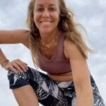 Yuyuniz Navas Instagram - A través de las partes, conocemos el todo. Bendito el lugar donde el cuerpo es escuchado. Fuerte y flexible La neuroplastisidad del Yoga, el trabajo de la atención, el estado presente y la plena conciencia, hace que sea el mejor sistema de salud, físico, emocional, energético y mental. Un tiempo para ti, un tiempo para sentir #elcaminodelyoga #yuyuniz #fuerza #flexibilidad #neuroplasticity