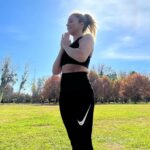 Yuyuniz Navas Instagram - Qué frágil puede ser la vida, así como el viento, como el tiempo, o cómo el cuerpo cuando lo sientes, y que garra que tiene también cuando es fuego, e intención. Nada es separado, no existe lo uno sin lo otro #felizmiercoles #mitad #yuyuquotes #miyogatuyoga #yuyuyoga #ahimsa #satnam @martinpetit1