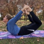 Yuyuniz Navas Instagram - La vida, es el baile de dos entes, por una parte la mente y por otra la materia. Podemos distinguir, pero no separar. Una es la sombra de la otra. La libertad está ahí. Ven a mi Clase #YogaParaTi @wellness.hub.cl @mallplazacl Domingo 1/10 a las 18:15 trae tu Mat, clase gratis ( baja la App MiMall e inscríbete) #yoga #asana #yama #niyama #asana #yuyuniz #aprendeyogaconmigo