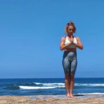 Yuyuniz Navas Instagram - La vida, es el baile de dos entes, por una parte la mente y por otra la materia. Podemos distinguir, pero no separar. Una es la sombra de la otra. La libertad está ahí. Ven a mi Clase #YogaParaTi @wellness.hub.cl @mallplazacl Domingo 1/10 a las 18:15 trae tu Mat, clase gratis ( baja la App MiMall e inscríbete) #yoga #asana #yama #niyama #asana #yuyuniz #aprendeyogaconmigo