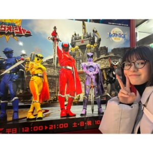 Yuzuki Hirakawa Instagram - #スーパー戦隊レストラン 

母と2人でお邪魔してきました〜！
クワガタオージャーの席だった！

「潜入捜査フロート」美味しかったです😆
コースターはチームオセロが揃いました‎🤍💜🖤

サインも書かせて頂いたので
是非皆様遊びに行ってみてください✨️

ピースしかなかった笑

 #王様戦隊キングオージャー 
 #キングオージャー