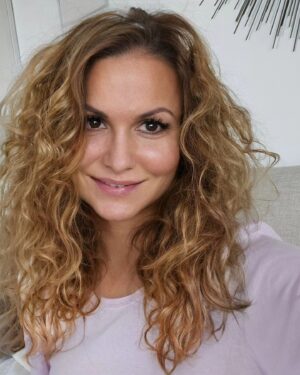 Yvetta Blanarovičová Instagram - Jsem doma. Zítra autogramiáda na Novotného lávce, pak odjezd Mimoň na koncertní vystoupení. Těším se na setkání s vámi. #so #beautiful #days