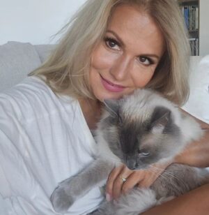 Yvetta Blanarovičová Instagram - Teď je to milé a přítulné stvoření. Chtěla jsem ho vykoupat a rázem se z něj stal tigr. Dvě věci nenávidí. Veterinu a vodu. Posledně jsme z veteriny odcházeli, on v pohodě a já rozbitá jako hrdinka z blbýho akčního filmu. Příště to dám v přilbě a svařecích rukavicích. Hezký večer všem. #mylove #cat #ragdoll