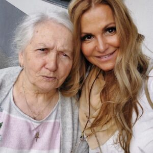 Yvetta Blanarovičová Instagram - Babi,moje mamka/, když jí chci fotit...#😂 Víte, co je úžasné na generaci, která si pamatuje? Že jejich postřehy a zkušenosti jsou jako kronika... každou minutu si užívám, i když si čte ve svém pokoji, a to někdy i celé hodiny...miluje dokumenty, zejména ty o historii,díky však její epilepsii, přetáčím drastické scény... většinou moderní pojetí střihu je neslučitelné s touto nemocí...Nikdy by mne nenapadlo, jak to může škodit mozku...tak jí pak pouštím klasickou hudbu. Lék na všechno...#classicalmusic #healty #feelings #my #momlife #happy #photo #instapic