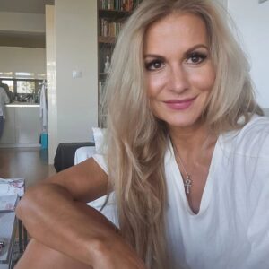Yvetta Blanarovičová Instagram - Děkuji z celého srdce @zachranna.sluzba155  za jejich laskavost a empatii. Když přivezli babi do @fnmotol , několik hodin jsem seděla na urgentu a sledovala jak přivážejí pacienty. Šílený frmol. Lékaři přebírali se stejnou péčí nemocné. Bolest a naděje v jednom prostoru. Letělo mi hlavou, jak zbytečné jsou malichernosti, kterými se zabýváme. I jsem znervózněla, protože jsem dostala strach, co s mamkou je. Volala jsem nešťastná synovi. Sestřička z recepce povídá, nebojte, vaše maminka už diskutuje s panem doktorem, probrali všechno, teď jsou u druhé světové ..když jsem ji odvážela, tak sestřička z jiné směny povídá:" Ta vaše máma je poklad. Všichni jsme z ní nadšení, jak je pozitivní." Teď jsme konečně doma. Děkuji za péči lékařů a zachranářů a za každý den, který můžu být babi s tebou.