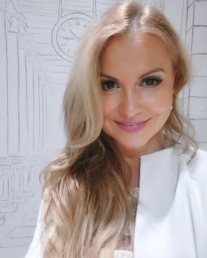 Yvetta Blanarovičová Instagram - Vánoce. A už jsou tady zase. Uteklo to. Přeji všem Zdraví, protože je nejdůležitější, Lásku, protože ta nás dělá lidmi, Štěstí, protože jen šťastný člověk dokáže nemožné. Ať máme v sobě sílu vše zvládnout, porozumění a laskavost. Zítra se na vás těším v Nikolčicích, na svátečním koncertě. #christmas #christmaseve #love #time #for #all #people #prejipokojneaklidnesvatky