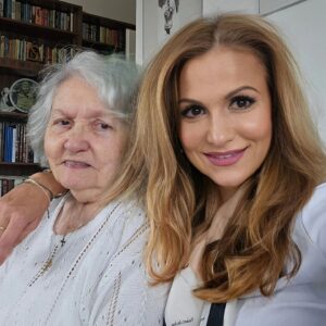 Yvetta Blanarovičová Instagram - Každá chvíle je vzácná. Nemoc změnila během vteřiny tvůj život. Zvládáme to společně a ty jsi statečná. #my #mom #mybestfriend #my #love