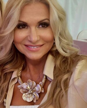 Yvetta Blanarovičová Instagram - Včera návštěva @vlasova_klinika Šantova1 v Olomouci, kde jsem byla na ošetření vlasových kořínků. Cesta zpět docela zážitek...😂. Kamion se rozhodl předjet druhý kolos, ale nekoukal, kdo jede vedle něj. Měli jsme štěstí..V pátek odjezd @moravska_trebova, kde si zazpívám se sborem. Přeji vám klidný zbytek týdne. #iwish #perfect #days