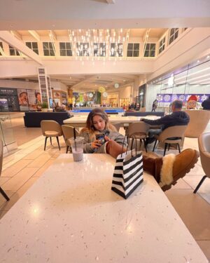 Yvette Monreal Instagram - 🫐🐶🐾🛍💕