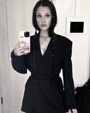Yvette Monreal Instagram - Blazer dress never fails🖤