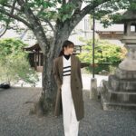 Yvonne Liang Instagram - 京都漫步🍂🍵🍁 被飛行、旅遊、拍攝工作塞滿的四月， 都是我想去的地方、想接的工作， 也算心想事成的一個月吧。 長大後的我們一起出國旅行， 彼此照顧、互相包容， 嘮叨著東西帶齊了沒？ 起床了沒？一起叫醒還在賴床的我哥， 討論著今天要去哪裡玩？ 那樣的感覺，像小時候， 其實挺好的，是幸福的。 電力已耗盡，可以立刻躺平睡著， 晚安，還是那麼清幽舒適的京都🤎 #familytrip #Osaka #kyoto