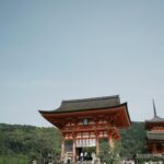 Yvonne Liang Instagram - 京都漫步🍂🍵🍁 被飛行、旅遊、拍攝工作塞滿的四月， 都是我想去的地方、想接的工作， 也算心想事成的一個月吧。 長大後的我們一起出國旅行， 彼此照顧、互相包容， 嘮叨著東西帶齊了沒？ 起床了沒？一起叫醒還在賴床的我哥， 討論著今天要去哪裡玩？ 那樣的感覺，像小時候， 其實挺好的，是幸福的。 電力已耗盡，可以立刻躺平睡著， 晚安，還是那麼清幽舒適的京都🤎 #familytrip #Osaka #kyoto
