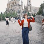 Yvonne Liang Instagram - 玩到變成瘋婆子。🍄🎢🤹🏻 二訪大阪環球！ 竟然待了整整12個小時🌝（中間還一度在餐廳睡著） 最後大魔王是360度大迴轉的飛天翼龍， 但因為我哥哥是雲霄飛車重度狂魔者， 身為一個貼心的妹妹， 勢必要硬著頭皮，一邊喊我會怕啦一邊乖乖排隊， 一坐上位置，面臨雙腳懸空的驚嚇， 直接哭出來🥲 旁邊的日本妹妹和弟弟還一臉同情的對我說： 「甘巴爹餒💪🏻🥹」（至於嗎） 但以我懼高又偏膽小的性格來說， 其實真的沒那麼可怕！ 恐懼都是自己想像出來的，至理名言。 剛下來一頭亂髮，眼角的淚都還沒乾， 就問大家：要不要再玩第二次？（嚴重被虐） Btw任天堂世界真的好壯觀好可愛。🍄 #大阪環球影城 #超級任天堂世界 #侏羅紀公園 #飛天翼龍 #大白鯊 #以上必玩