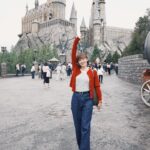Yvonne Liang Instagram - 玩到變成瘋婆子。🍄🎢🤹🏻 二訪大阪環球！ 竟然待了整整12個小時🌝（中間還一度在餐廳睡著） 最後大魔王是360度大迴轉的飛天翼龍， 但因為我哥哥是雲霄飛車重度狂魔者， 身為一個貼心的妹妹， 勢必要硬著頭皮，一邊喊我會怕啦一邊乖乖排隊， 一坐上位置，面臨雙腳懸空的驚嚇， 直接哭出來🥲 旁邊的日本妹妹和弟弟還一臉同情的對我說： 「甘巴爹餒💪🏻🥹」（至於嗎） 但以我懼高又偏膽小的性格來說， 其實真的沒那麼可怕！ 恐懼都是自己想像出來的，至理名言。 剛下來一頭亂髮，眼角的淚都還沒乾， 就問大家：要不要再玩第二次？（嚴重被虐） Btw任天堂世界真的好壯觀好可愛。🍄 #大阪環球影城 #超級任天堂世界 #侏羅紀公園 #飛天翼龍 #大白鯊 #以上必玩