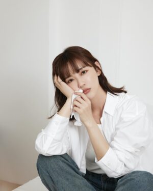 Yvonne Liang Instagram - 前陣子去日本時，白天跟夜晚的溫差大，但出去玩就是懶得穿厚重的外套（欠揍🥴）吹了不少冷風，回到台灣後，剛好在季節交替的月份，氣溫也是忽冷忽熱，平時可稱健康寶寶的我，竟然真的開始有點鼻塞、打噴嚏、喉嚨乾澀的感覺🤧真是懊惱⋯不能輕忽天氣多變的威力啊！
 
意識到似乎是感冒不舒服的時候，已經是深夜了，隔天還要工作，擔心鼻塞會不好入睡，心情也跟著鬱悶起來🥲趕快吃一顆伏冒綜合鼻炎錠，再洗個舒服的熱水澡，感覺鼻塞好多了、呼吸也暢通許多，隔天起床症狀就已經紓緩很多，有伏冒真好🤎
 
把自己照顧好，要常備著❰伏冒綜合鼻炎錠❱！即使不小心感冒也能馬上應急的安心小幫手，在流鼻水、鼻塞、打噴嚏症狀出現時，一杯溫水、一顆鼻炎錠，可以迅速有感的緩解因為感冒引起的各種鼻炎症狀。
 
除了家裡常備伏冒，出國或在外地旅遊工作，一定也要帶著常備藥因應緊急狀況，如果不小心因為天氣變化、日夜溫差大有感冒症狀出現時，可以很快的緩解不適也節省時間，不影響到旅遊的好心情，跟我一樣懶惰怕生病的人～再怎麼樣還是要帶件外套出門啦😝
 
如果你跟我一樣擔心因為天氣溫差大感冒了影響到計劃好的旅行，可以點下面的抽卡連結，看看你的感冒指引是什麼，一起正面積極擊退感冒！
https://dcard.link/Sr2MRI
 
#伏冒小綠盒 #伏冒鼻炎錠 #制伏感冒就用伏冒
 
如對產品有任何問題，請直接聯絡普拿疼伏冒消費者服務專線 0800-212259
本品為醫師藥師藥劑生指示藥品 / 使用前請詳閱說明書警語及注意事項 /
衛署藥輸字第025297號/ 北市衛藥廣字第113050105號 /英商葛蘭素史克消費保健用品股份有限公司台灣分公司 / 台北市忠孝西路一段66號24樓 /  Trademarks owned or licensed by Haleon ©2024 Haleon or licensor  PM-TW-PCF-24-00020