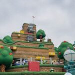 Yvonne Liang Instagram - 玩到變成瘋婆子。🍄🎢🤹🏻 二訪大阪環球！ 竟然待了整整12個小時🌝（中間還一度在餐廳睡著） 最後大魔王是360度大迴轉的飛天翼龍， 但因為我哥哥是雲霄飛車重度狂魔者， 身為一個貼心的妹妹， 勢必要硬著頭皮，一邊喊我會怕啦一邊乖乖排隊， 一坐上位置，面臨雙腳懸空的驚嚇， 直接哭出來🥲 旁邊的日本妹妹和弟弟還一臉同情的對我說： 「甘巴爹餒💪🏻🥹」（至於嗎） 但以我懼高又偏膽小的性格來說， 其實真的沒那麼可怕！ 恐懼都是自己想像出來的，至理名言。 剛下來一頭亂髮，眼角的淚都還沒乾， 就問大家：要不要再玩第二次？（嚴重被虐） Btw任天堂世界真的好壯觀好可愛。🍄 #大阪環球影城 #超級任天堂世界 #侏羅紀公園 #飛天翼龍 #大白鯊 #以上必玩