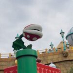 Yvonne Liang Instagram - 玩到變成瘋婆子。🍄🎢🤹🏻 二訪大阪環球！ 竟然待了整整12個小時🌝（中間還一度在餐廳睡著） 最後大魔王是360度大迴轉的飛天翼龍， 但因為我哥哥是雲霄飛車重度狂魔者， 身為一個貼心的妹妹， 勢必要硬著頭皮，一邊喊我會怕啦一邊乖乖排隊， 一坐上位置，面臨雙腳懸空的驚嚇， 直接哭出來🥲 旁邊的日本妹妹和弟弟還一臉同情的對我說： 「甘巴爹餒💪🏻🥹」（至於嗎） 但以我懼高又偏膽小的性格來說， 其實真的沒那麼可怕！ 恐懼都是自己想像出來的，至理名言。 剛下來一頭亂髮，眼角的淚都還沒乾， 就問大家：要不要再玩第二次？（嚴重被虐） Btw任天堂世界真的好壯觀好可愛。🍄 #大阪環球影城 #超級任天堂世界 #侏羅紀公園 #飛天翼龍 #大白鯊 #以上必玩