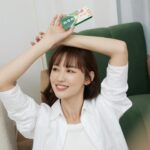Yvonne Liang Instagram - 前陣子去日本時，白天跟夜晚的溫差大，但出去玩就是懶得穿厚重的外套（欠揍🥴）吹了不少冷風，回到台灣後，剛好在季節交替的月份，氣溫也是忽冷忽熱，平時可稱健康寶寶的我，竟然真的開始有點鼻塞、打噴嚏、喉嚨乾澀的感覺🤧真是懊惱⋯不能輕忽天氣多變的威力啊！ 意識到似乎是感冒不舒服的時候，已經是深夜了，隔天還要工作，擔心鼻塞會不好入睡，心情也跟著鬱悶起來🥲趕快吃一顆伏冒綜合鼻炎錠，再洗個舒服的熱水澡，感覺鼻塞好多了、呼吸也暢通許多，隔天起床症狀就已經紓緩很多，有伏冒真好🤎 把自己照顧好，要常備著❰伏冒綜合鼻炎錠❱！即使不小心感冒也能馬上應急的安心小幫手，在流鼻水、鼻塞、打噴嚏症狀出現時，一杯溫水、一顆鼻炎錠，可以迅速有感的緩解因為感冒引起的各種鼻炎症狀。 除了家裡常備伏冒，出國或在外地旅遊工作，一定也要帶著常備藥因應緊急狀況，如果不小心因為天氣變化、日夜溫差大有感冒症狀出現時，可以很快的緩解不適也節省時間，不影響到旅遊的好心情，跟我一樣懶惰怕生病的人～再怎麼樣還是要帶件外套出門啦😝 如果你跟我一樣擔心因為天氣溫差大感冒了影響到計劃好的旅行，可以點下面的抽卡連結，看看你的感冒指引是什麼，一起正面積極擊退感冒！ https://dcard.link/Sr2MRI #伏冒小綠盒 #伏冒鼻炎錠 #制伏感冒就用伏冒 如對產品有任何問題，請直接聯絡普拿疼伏冒消費者服務專線 0800-212259 本品為醫師藥師藥劑生指示藥品 / 使用前請詳閱說明書警語及注意事項 / 衛署藥輸字第025297號/ 北市衛藥廣字第113050105號 /英商葛蘭素史克消費保健用品股份有限公司台灣分公司 / 台北市忠孝西路一段66號24樓 / Trademarks owned or licensed by Haleon ©2024 Haleon or licensor PM-TW-PCF-24-00020