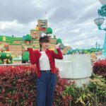 Yvonne Liang Instagram - 玩到變成瘋婆子。🍄🎢🤹🏻 二訪大阪環球！ 竟然待了整整12個小時🌝（中間還一度在餐廳睡著） 最後大魔王是360度大迴轉的飛天翼龍， 但因為我哥哥是雲霄飛車重度狂魔者， 身為一個貼心的妹妹， 勢必要硬著頭皮，一邊喊我會怕啦一邊乖乖排隊， 一坐上位置，面臨雙腳懸空的驚嚇， 直接哭出來🥲 旁邊的日本妹妹和弟弟還一臉同情的對我說： 「甘巴爹餒💪🏻🥹」（至於嗎） 但以我懼高又偏膽小的性格來說， 其實真的沒那麼可怕！ 恐懼都是自己想像出來的，至理名言。 剛下來一頭亂髮，眼角的淚都還沒乾， 就問大家：要不要再玩第二次？（嚴重被虐） Btw任天堂世界真的好壯觀好可愛。🍄 #大阪環球影城 #超級任天堂世界 #侏羅紀公園 #飛天翼龍 #大白鯊 #以上必玩