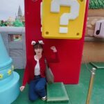 Yvonne Liang Instagram - 玩到變成瘋婆子。🍄🎢🤹🏻 二訪大阪環球！ 竟然待了整整12個小時🌝（中間還一度在餐廳睡著） 最後大魔王是360度大迴轉的飛天翼龍， 但因為我哥哥是雲霄飛車重度狂魔者， 身為一個貼心的妹妹， 勢必要硬著頭皮，一邊喊我會怕啦一邊乖乖排隊， 一坐上位置，面臨雙腳懸空的驚嚇， 直接哭出來🥲 旁邊的日本妹妹和弟弟還一臉同情的對我說： 「甘巴爹餒💪🏻🥹」（至於嗎） 但以我懼高又偏膽小的性格來說， 其實真的沒那麼可怕！ 恐懼都是自己想像出來的，至理名言。 剛下來一頭亂髮，眼角的淚都還沒乾， 就問大家：要不要再玩第二次？（嚴重被虐） Btw任天堂世界真的好壯觀好可愛。🍄 #大阪環球影城 #超級任天堂世界 #侏羅紀公園 #飛天翼龍 #大白鯊 #以上必玩