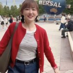 Yvonne Liang Instagram - 玩到變成瘋婆子。🍄🎢🤹🏻 二訪大阪環球！ 竟然待了整整12個小時🌝（中間還一度在餐廳睡著） 最後大魔王是360度大迴轉的飛天翼龍， 但因為我哥哥是雲霄飛車重度狂魔者， 身為一個貼心的妹妹， 勢必要硬著頭皮，一邊喊我會怕啦一邊乖乖排隊， 一坐上位置，面臨雙腳懸空的驚嚇， 直接哭出來🥲 旁邊的日本妹妹和弟弟還一臉同情的對我說： 「甘巴爹餒💪🏻🥹」（至於嗎） 但以我懼高又偏膽小的性格來說， 其實真的沒那麼可怕！ 恐懼都是自己想像出來的，至理名言。 剛下來一頭亂髮，眼角的淚都還沒乾， 就問大家：要不要再玩第二次？（嚴重被虐） Btw任天堂世界真的好壯觀好可愛。🍄 #大阪環球影城 #超級任天堂世界 #侏羅紀公園 #飛天翼龍 #大白鯊 #以上必玩