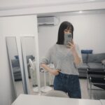 Yvonne Liang Instagram - 一本迷人的書，一杯熱拿鐵， 一個沈醉在另一個時空的下午， 很享受這樣完全投入的心流狀態。 大學的時候超級愛看小說， 在公車上看到忘我，直到司機大哥喊： 「同學！終點站了喔！」 猛然望向已經徹底昏暗的窗外， 慌張的下車，而且已經是末班， 那時候靈魂應該真的跑進書中的故事裡了吧。 沒有安排的休假日， 又或是心情正在烏雲密佈的時候， 也會特別去書店窩著一下午， 盡可能的放下手機， 暫時離開一下紛擾的資訊。 緩慢沉靜的氛圍，紙本油墨的氣味， 翻閱的沙沙聲，給我一種心神上的安定。 當你感到安定，烏雲也不那麼討人厭了。