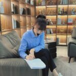 Yvonne Liang Instagram - 好久不見的北京。👋🏻🖤 上次來北京已經是好幾年前了， 來工作拍攝的這幾天都風和日麗的🌤️， 跟新的團隊合作，完成現場改本的挑戰， 也吃到了心心念念的正宗北京烤鴨， 心滿意足！ 稍微跳脫舒適圈，心情就是不一樣， 謝謝每位老師的照顧。🫶🏻🍃🎥