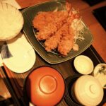 Yvonne Liang Instagram - 京都漫步🍂🍵🍁 被飛行、旅遊、拍攝工作塞滿的四月， 都是我想去的地方、想接的工作， 也算心想事成的一個月吧。 長大後的我們一起出國旅行， 彼此照顧、互相包容， 嘮叨著東西帶齊了沒？ 起床了沒？一起叫醒還在賴床的我哥， 討論著今天要去哪裡玩？ 那樣的感覺，像小時候， 其實挺好的，是幸福的。 電力已耗盡，可以立刻躺平睡著， 晚安，還是那麼清幽舒適的京都🤎 #familytrip #Osaka #kyoto