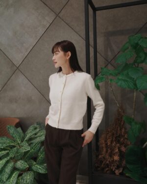 Yvonne Liang Instagram - 小時候我們家其實是四代同堂。

我跟哥哥出生的時候，阿太（客語的曾祖母）還在，
我們一起生活了幾年，沒什麼跟阿太相處的記憶，
但一直都記得她的長相以及嬌小、駝著背的模樣，
還有健康高齡，很有福氣。

隨著阿婆跟阿公相繼去了宇宙環遊，
諾大的房子，偶爾會感覺空蕩一些，
伴隨想念時的傷感，
那些嘮叨又甜蜜的聲音，隨著生命流轉而消失在空氣裡。

花季結束，花季會再來，
在今年，我們家即將又要成為三代同堂了。

當時在猜男生還女生，
全家人都說：不猜，男生女生都好！健康就好！

直到要公佈性別的前兩天，我跟母親對看，

🧒🏻：『妳覺得？』

👩🏻‍🦱：『男生女生我都喜歡！但就是有一個預感，是男生。
很奇怪喔，因為我每次想像他的樣子，
都是男生的樣子，想要想成女生，又變回男生的樣子。』

🧒🏻：『我！也！是！』

說也奇妙，每當想像著未來有個小矮冬瓜在身邊跑來跑去，
就是一個小男生的感覺。

大嫂照完超音波回來後，
我：『好緊張喔！等一下，先不要講，我再猜一下！』（瘋子）

『妳看照片就知道了。』

此時邏輯雷達響起💡

『等等！妳這句話，已洩漏了一切！』

『？』

『因為⋯只有是男生的特徵，才會看照片就知道！』
（完全把嬰兒性別當成預言家在盤，很有事）

我跟母親的預感真是驚人，
記得看到超音波照片的那天，
我看見他小小的五官和臉龐，
一瞬間哽咽到說不出話，眼淚就這樣噴了出來，
我哥：😀？，我大嫂：😀？

『不好意思，太感動了！🤍😭』

未來我必定是個內心戲很濃的姑姑，
但我已經感覺到我會超級超級愛你的。

此刻的盼望和期待，
就是我們一家人最幸福的時刻，最好的時光。

已經迫不及待想要見到你，
未來那個可愛的小奶音喊著：古ㄍㄨ～古ㄍㄨ～

🐓🐓🐓