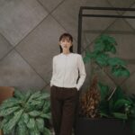 Yvonne Liang Instagram - 小時候我們家其實是四代同堂。 我跟哥哥出生的時候，阿太（客語的曾祖母）還在， 我們一起生活了幾年，沒什麼跟阿太相處的記憶， 但一直都記得她的長相以及嬌小、駝著背的模樣， 還有健康高齡，很有福氣。 隨著阿婆跟阿公相繼去了宇宙環遊， 諾大的房子，偶爾會感覺空蕩一些， 伴隨想念時的傷感， 那些嘮叨又甜蜜的聲音，隨著生命流轉而消失在空氣裡。 花季結束，花季會再來， 在今年，我們家即將又要成為三代同堂了。 當時在猜男生還女生， 全家人都說：不猜，男生女生都好！健康就好！ 直到要公佈性別的前兩天，我跟母親對看， 🧒🏻：『妳覺得？』 👩🏻‍🦱：『男生女生我都喜歡！但就是有一個預感，是男生。 很奇怪喔，因為我每次想像他的樣子， 都是男生的樣子，想要想成女生，又變回男生的樣子。』 🧒🏻：『我！也！是！』 說也奇妙，每當想像著未來有個小矮冬瓜在身邊跑來跑去， 就是一個小男生的感覺。 大嫂照完超音波回來後， 我：『好緊張喔！等一下，先不要講，我再猜一下！』（瘋子） 『妳看照片就知道了。』 此時邏輯雷達響起💡 『等等！妳這句話，已洩漏了一切！』 『？』 『因為⋯只有是男生的特徵，才會看照片就知道！』 （完全把嬰兒性別當成預言家在盤，很有事） 我跟母親的預感真是驚人， 記得看到超音波照片的那天， 我看見他小小的五官和臉龐， 一瞬間哽咽到說不出話，眼淚就這樣噴了出來， 我哥：😀？，我大嫂：😀？ 『不好意思，太感動了！🤍😭』 未來我必定是個內心戲很濃的姑姑， 但我已經感覺到我會超級超級愛你的。 此刻的盼望和期待， 就是我們一家人最幸福的時刻，最好的時光。 已經迫不及待想要見到你， 未來那個可愛的小奶音喊著：古ㄍㄨ～古ㄍㄨ～ 🐓🐓🐓
