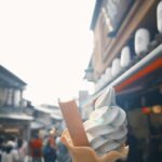 Yvonne Liang Instagram - 京都漫步🍂🍵🍁 被飛行、旅遊、拍攝工作塞滿的四月， 都是我想去的地方、想接的工作， 也算心想事成的一個月吧。 長大後的我們一起出國旅行， 彼此照顧、互相包容， 嘮叨著東西帶齊了沒？ 起床了沒？一起叫醒還在賴床的我哥， 討論著今天要去哪裡玩？ 那樣的感覺，像小時候， 其實挺好的，是幸福的。 電力已耗盡，可以立刻躺平睡著， 晚安，還是那麼清幽舒適的京都🤎 #familytrip #Osaka #kyoto