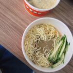 Yvonne Liang Instagram - 小時候我們家其實是四代同堂。 我跟哥哥出生的時候，阿太（客語的曾祖母）還在， 我們一起生活了幾年，沒什麼跟阿太相處的記憶， 但一直都記得她的長相以及嬌小、駝著背的模樣， 還有健康高齡，很有福氣。 隨著阿婆跟阿公相繼去了宇宙環遊， 諾大的房子，偶爾會感覺空蕩一些， 伴隨想念時的傷感， 那些嘮叨又甜蜜的聲音，隨著生命流轉而消失在空氣裡。 花季結束，花季會再來， 在今年，我們家即將又要成為三代同堂了。 當時在猜男生還女生， 全家人都說：不猜，男生女生都好！健康就好！ 直到要公佈性別的前兩天，我跟母親對看， 🧒🏻：『妳覺得？』 👩🏻‍🦱：『男生女生我都喜歡！但就是有一個預感，是男生。 很奇怪喔，因為我每次想像他的樣子， 都是男生的樣子，想要想成女生，又變回男生的樣子。』 🧒🏻：『我！也！是！』 說也奇妙，每當想像著未來有個小矮冬瓜在身邊跑來跑去， 就是一個小男生的感覺。 大嫂照完超音波回來後， 我：『好緊張喔！等一下，先不要講，我再猜一下！』（瘋子） 『妳看照片就知道了。』 此時邏輯雷達響起💡 『等等！妳這句話，已洩漏了一切！』 『？』 『因為⋯只有是男生的特徵，才會看照片就知道！』 （完全把嬰兒性別當成預言家在盤，很有事） 我跟母親的預感真是驚人， 記得看到超音波照片的那天， 我看見他小小的五官和臉龐， 一瞬間哽咽到說不出話，眼淚就這樣噴了出來， 我哥：😀？，我大嫂：😀？ 『不好意思，太感動了！🤍😭』 未來我必定是個內心戲很濃的姑姑， 但我已經感覺到我會超級超級愛你的。 此刻的盼望和期待， 就是我們一家人最幸福的時刻，最好的時光。 已經迫不及待想要見到你， 未來那個可愛的小奶音喊著：古ㄍㄨ～古ㄍㄨ～ 🐓🐓🐓