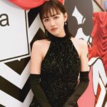 Yvonne Liang Instagram - 小時候看了數十遍奧黛麗赫本的「羅馬假期」， 第一次感受到黑白電影的魔幻魅力。🎼 紐約時尚品牌 alice olivia SOGO復興旗艦店盛大開幕， 這次驚喜重現紐約時裝周《黑白舞會》場景✨♟️🎲 復刻永恆經典，沈浸在優雅華麗的氛圍！ 穿上這套璀璨黑色連身褲，忍不住一直想要熱舞！💃🏻 alice olivia就像我的魔法衣櫃🪄， 陪伴我盡情呈現各個階段的女性魅力， 總是被服裝奔放大膽的配色、精緻的藝術圖樣吸引， 享受盛裝打扮、展現自信的時刻， 去成為想要嘗試成為的自己。👑 Style is who you are. @aliceandolivia @aliceandolivia_tw #黑白舞會 #EncourageSelfExpression